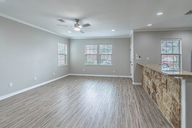 Building Photo - 4 Bed, 4 Bath Townhome in The Barracks!