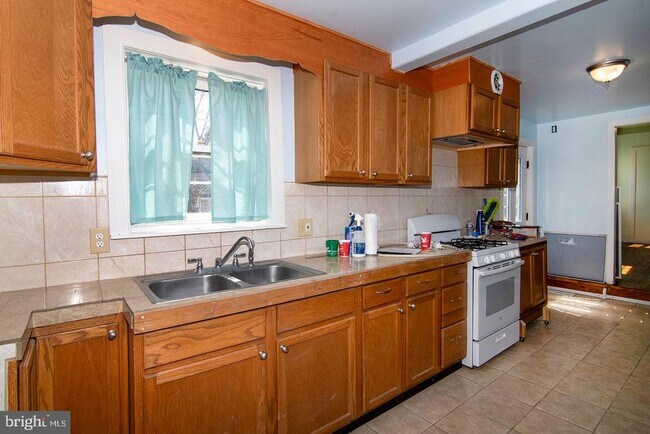 Foto del edificio - 330-332-332 E Broadway