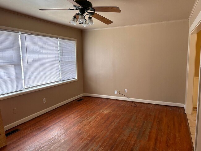 Building Photo - READY ON 1/19/2024! - 2 Bed 1 Bath on Phoenix