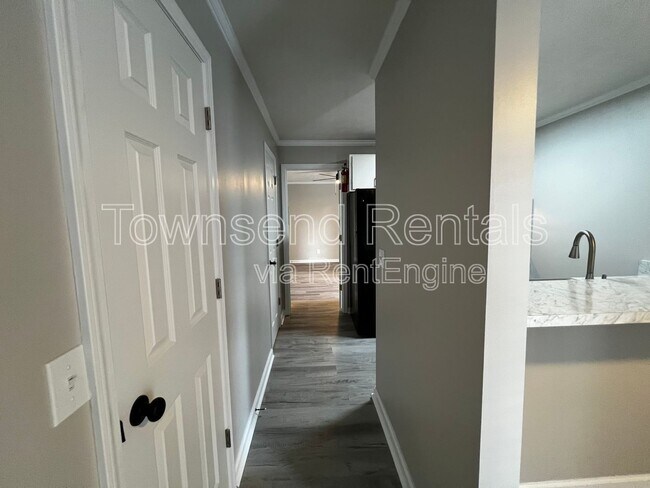 Building Photo - 5850 Century Oaks Dr