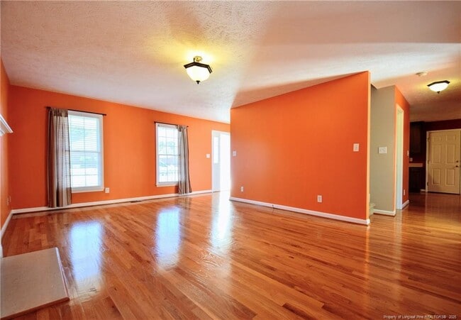 Building Photo - 324 Roundtree Dr