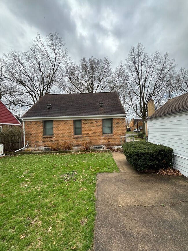 Building Photo - 709 Mulford Dr SE