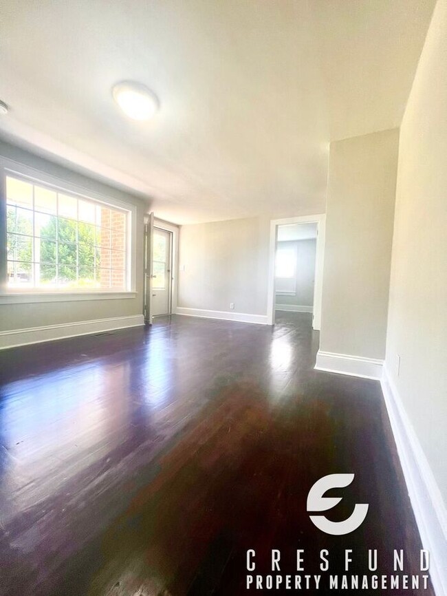 Building Photo - 3 Bedroom, 1 Bath with Fresh and Modernize...