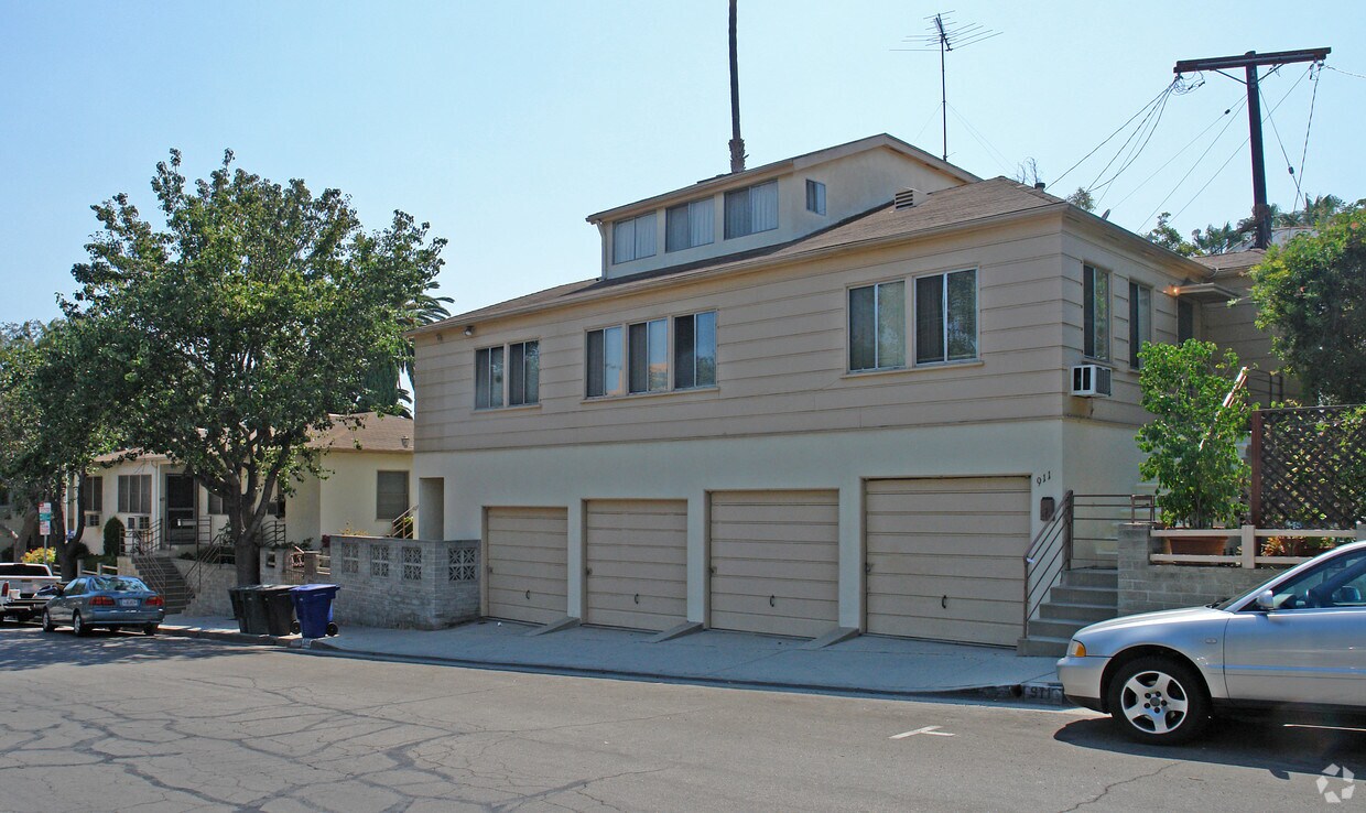 Building Photo - 905-911 N West Knoll Dr