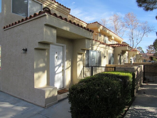 Building Photo - Townhouse in gated community near A.V. Col...