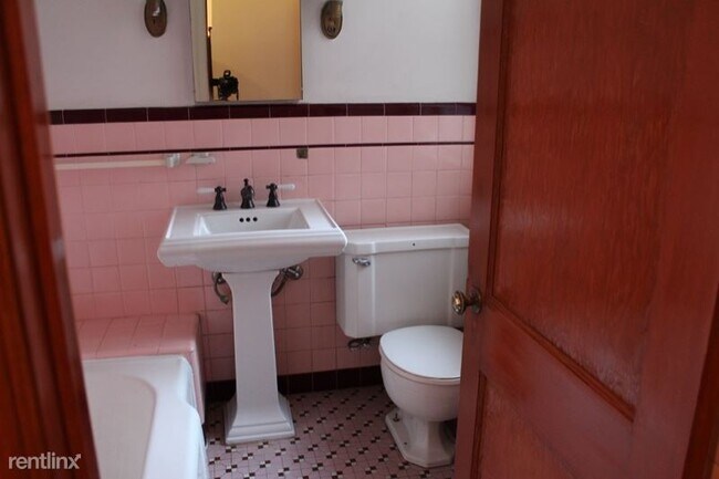 Building Photo - 4054 Chestnut St