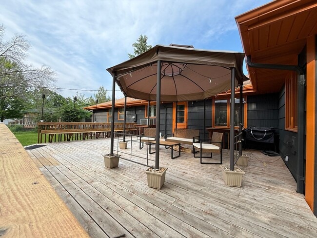 Foto del edificio - Beautiful 4 bed 2.5 Bath Bloomington SF Ho...