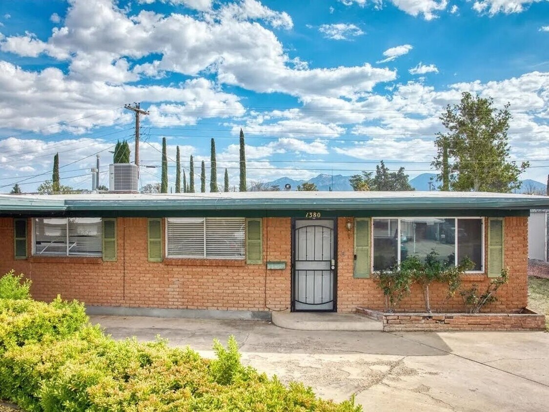 Primary Photo - 4 Bedroom Single Family Home in Sierra Vista