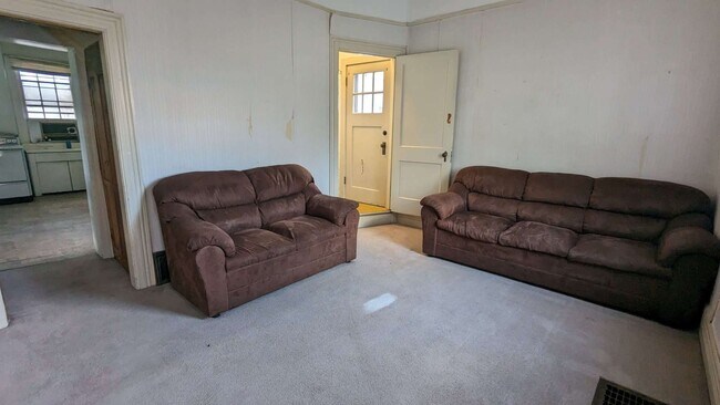 Building Photo - 6 Bedroom, 3 Bath House Very Close to SUU