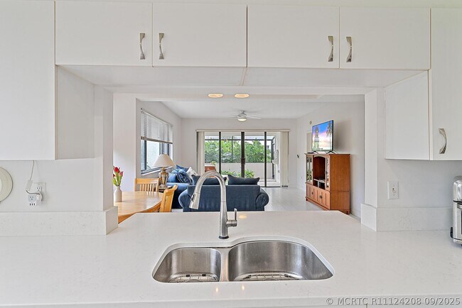 Foto del edificio - 811 Oak Harbour Dr