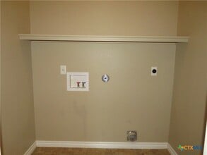 Building Photo - 405 Sladecek Dr