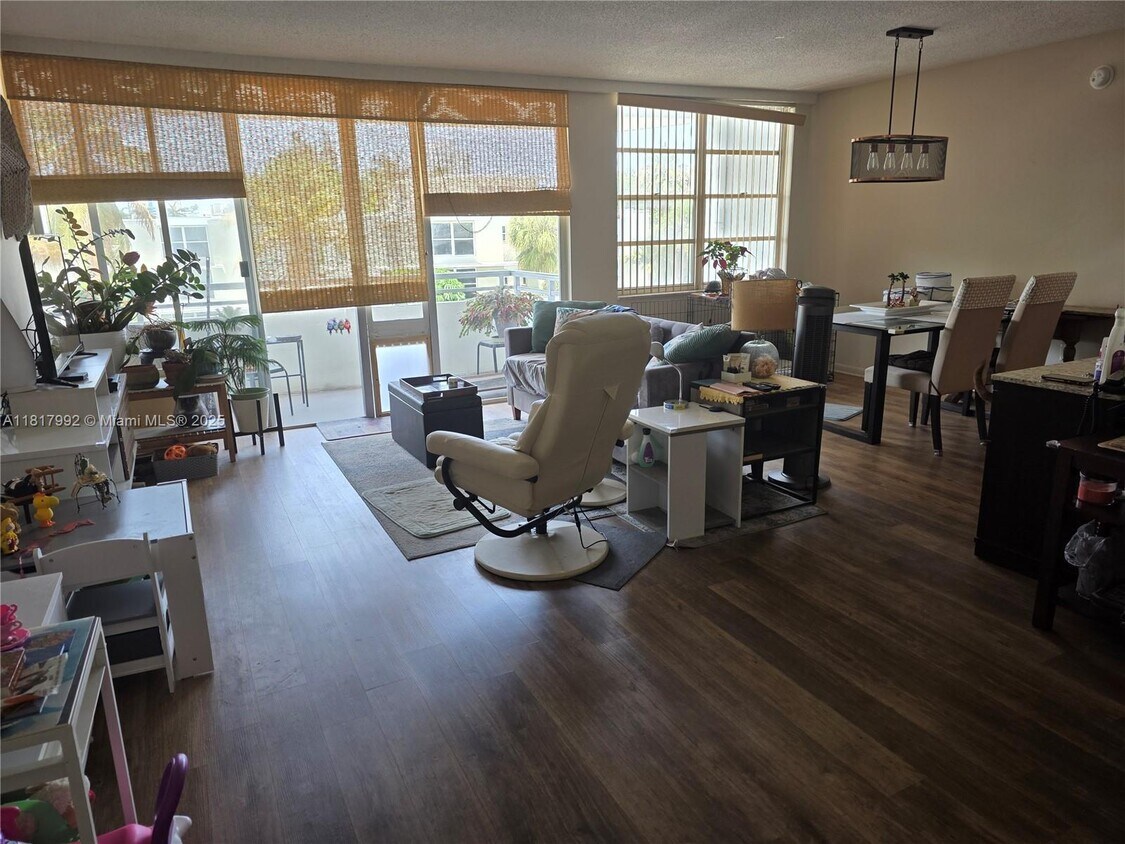 Foto principal - 1080 94th St