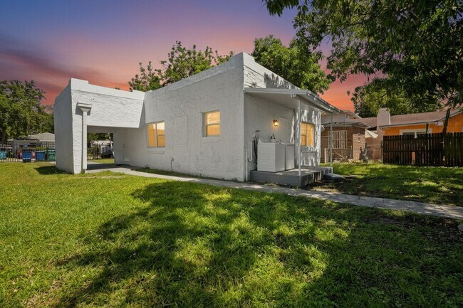Foto del edificio - Charming 3-Bedroom Home in Miami - Comfortable Living in a Prime Location