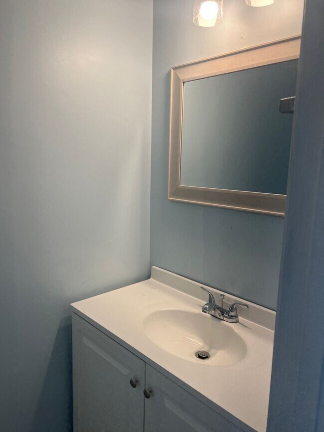 Foto del edificio - UPDATED 2 BEDROOM TOWNHOUSE WITH COMMUNITY POOL