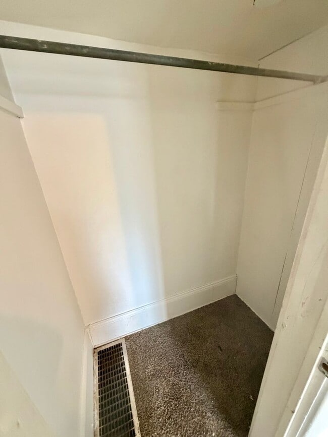 Building Photo - 516 N Porter St