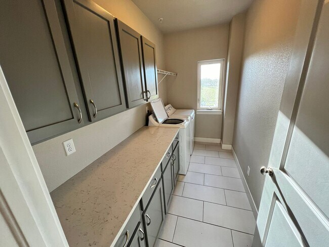 Foto del edificio - Modern 3-Bedroom Condo in Convenient Location