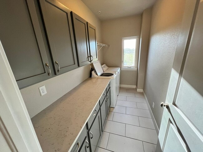 Building Photo - Modern 3-Bedroom Condo in Convenient Location