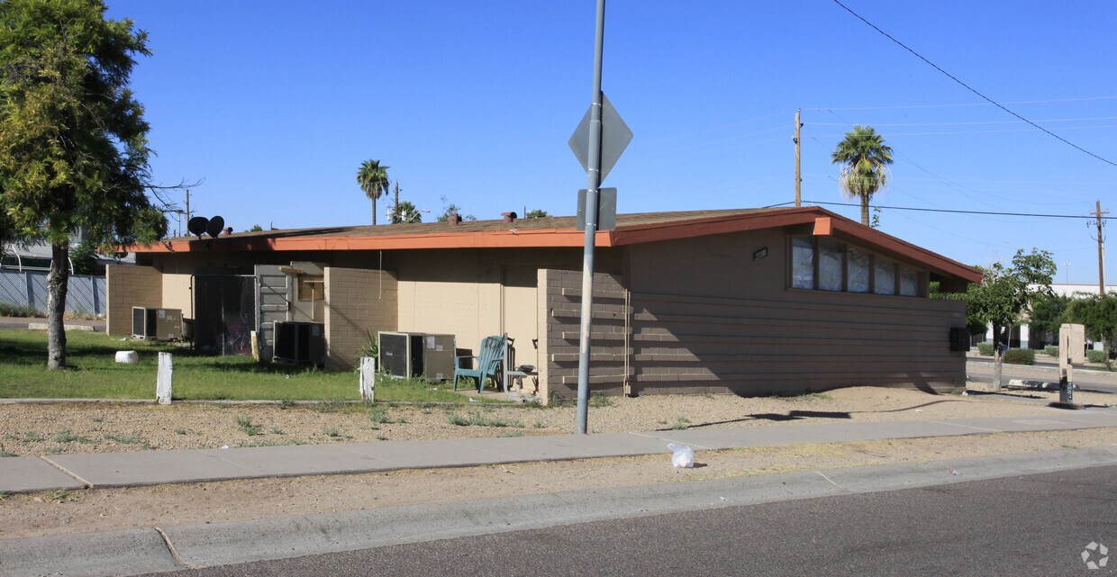 Primary Photo - 4801 E Willetta St