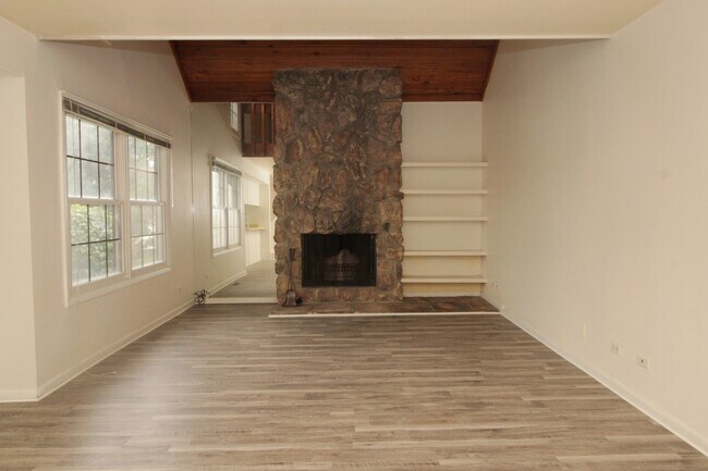 Building Photo - 647 Chip Ct