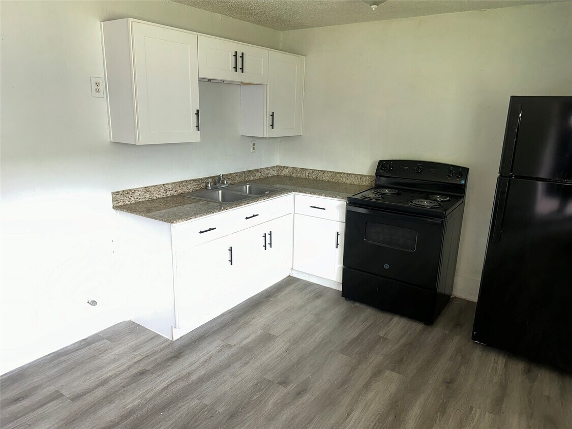 Foto principal - 5405 Suez St