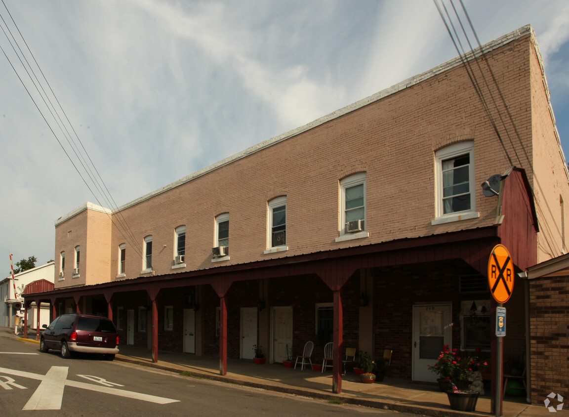 Building Photo - 290 Main St