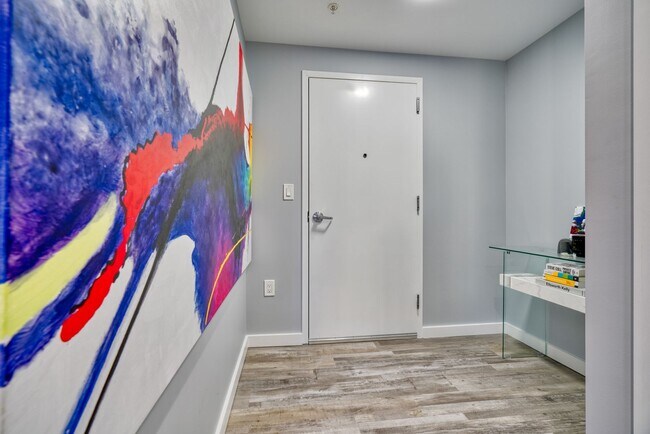 Building Photo - Sleek and Modern One Bedroom Condo for Ren...