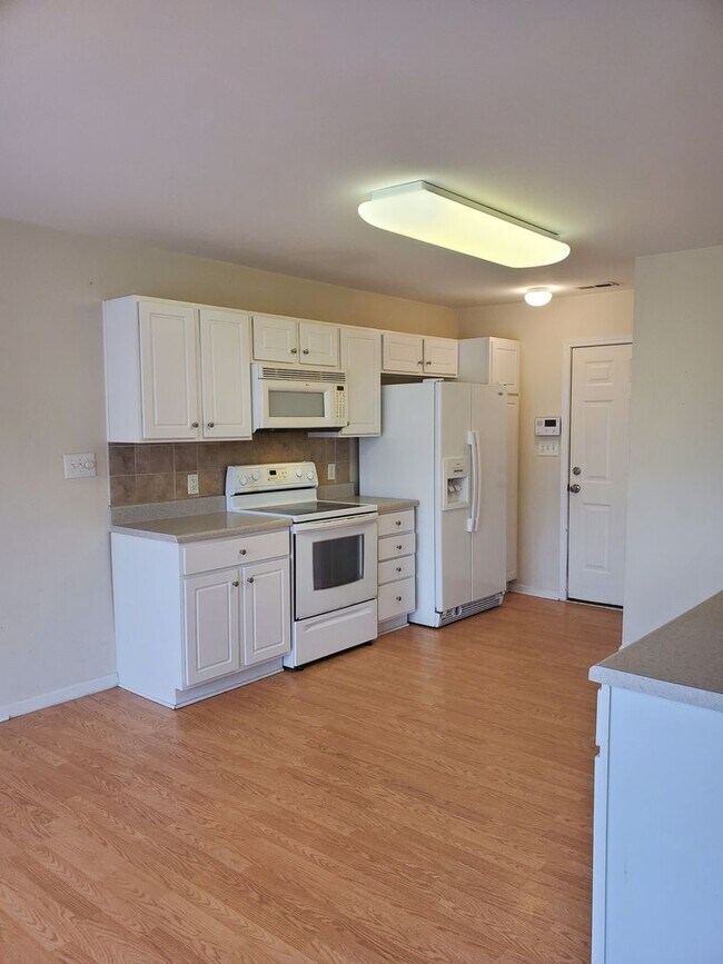 Foto del edificio - BEAUTIFUL 3 BEDROOM HOME!