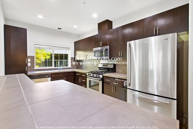Building Photo - 610 NE Garswood Ln