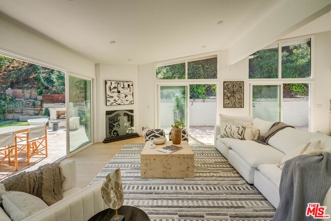 Building Photo - 10120 Cielo Dr
