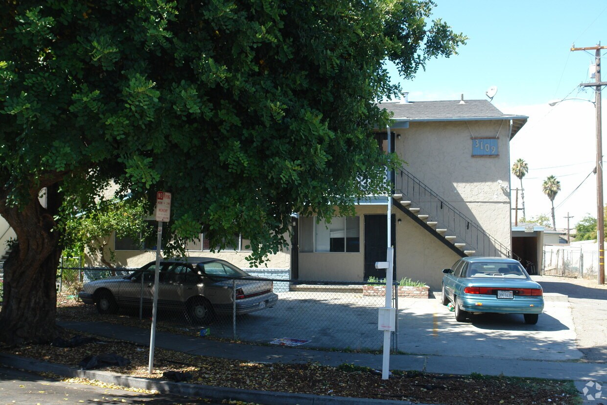 Foto del edificio - 3109 Dakan Court