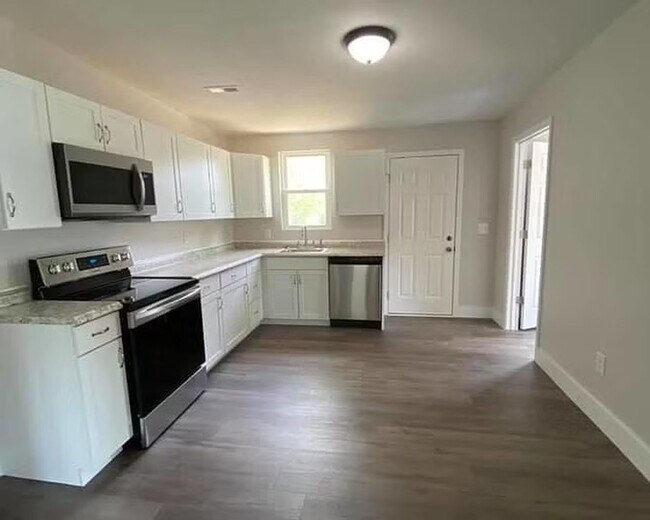 Foto del edificio - Renovated open floor plan!