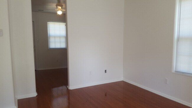 Foto del edificio - Cozy ~  2-bedroom, 1-bathroom house