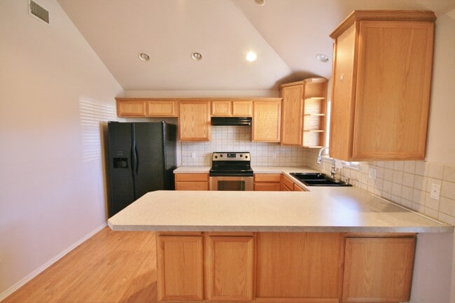 Foto del edificio - Xeriscaped Front Yard, Pets Welcome in Large Backyard