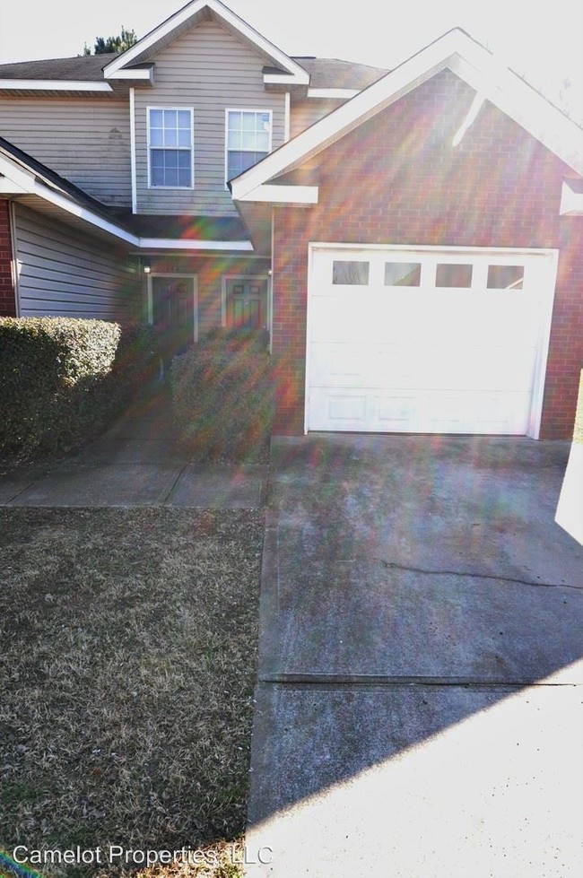 Building Photo - 140-144 Pine Meadows Cir