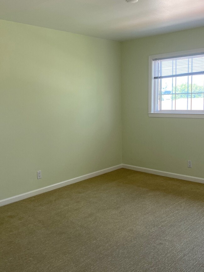 room - 2863 Alma St