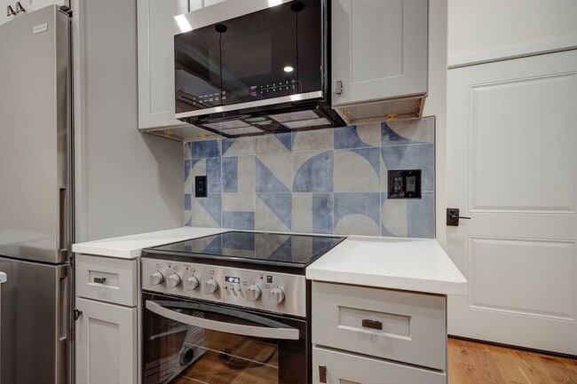 Building Photo - Spacious & Stylish Studio Apartment on W Diamond Street