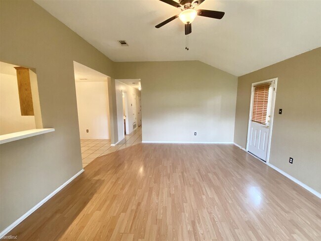 Building Photo - 3 br, 2 bath Duplex - 4605 Wade Dr B