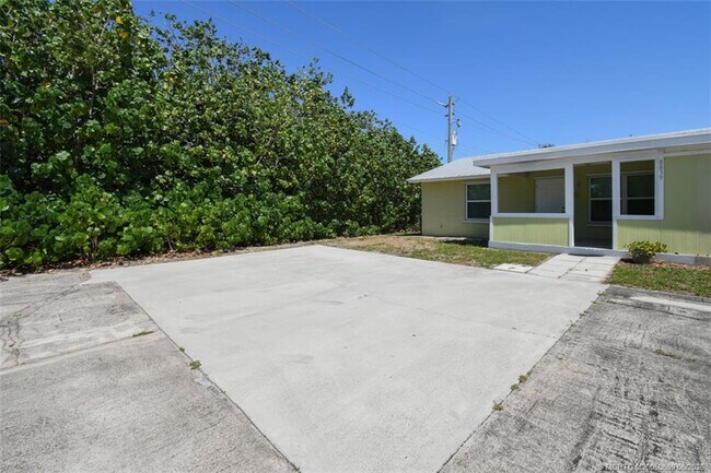 Foto del edificio - 8839 SE Hobe Ridge Ave