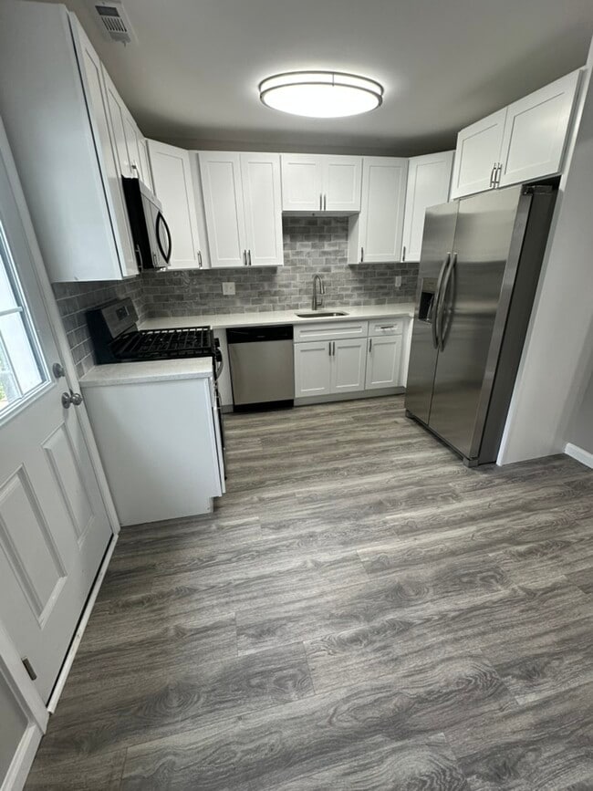 Building Photo - 4722 Raspe Ave