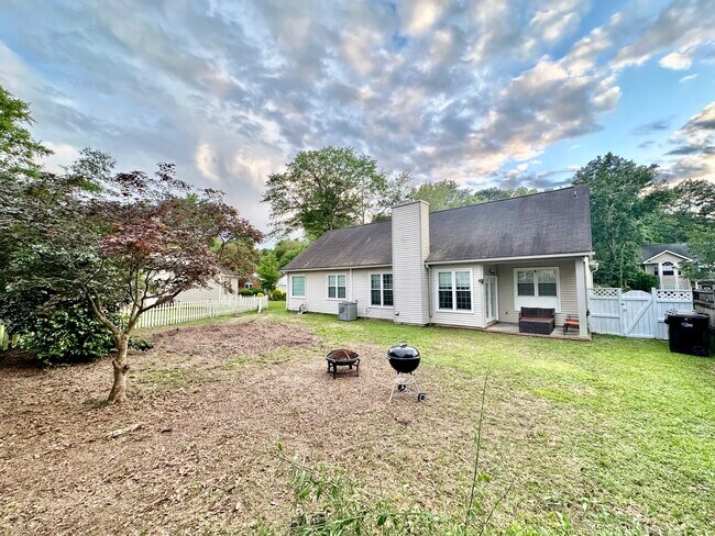 Fotografía del edificio - 121 Candleberry Cir