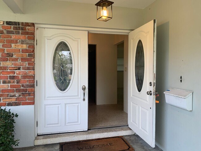 Foto del edificio - 3 Bedroom 2 Bath Spacious Home in Holiday Park