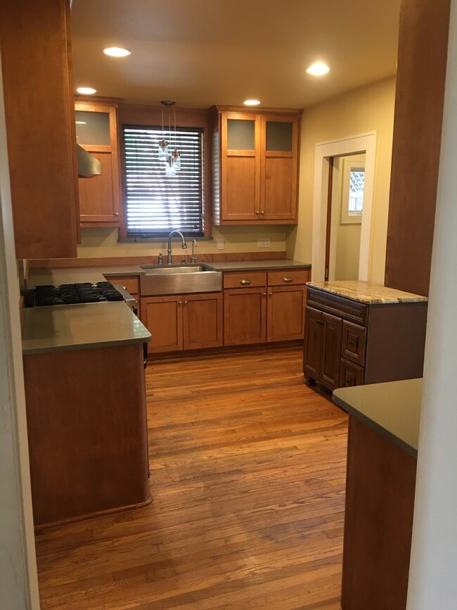 Photo - 601 E College St House