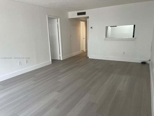 Foto del edificio - 484 NW 165th St