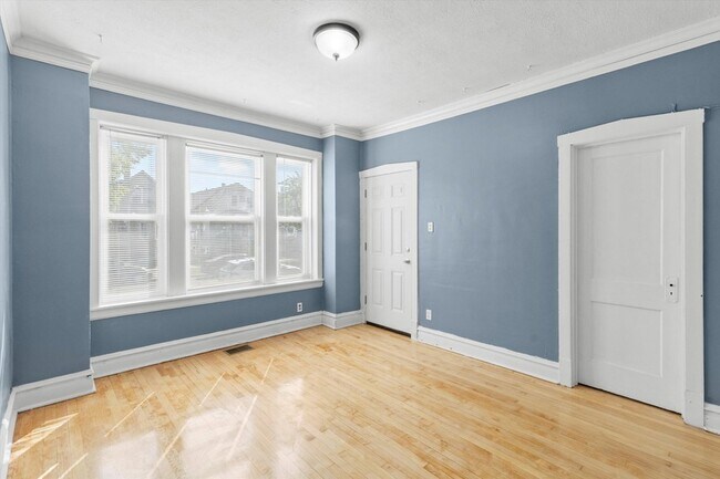 Foto del edificio - 2246 N Leamington Ave