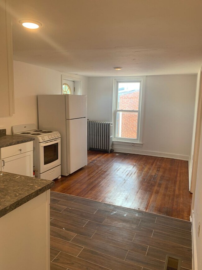 Foto del edificio - 2 Bedroom 3rd Floor Apartment Parking Roof...