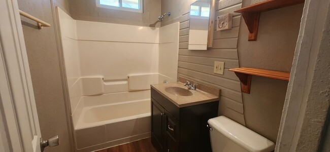 Building Photo - Spacious 2 bedroom and 1 Bath home in Sout...