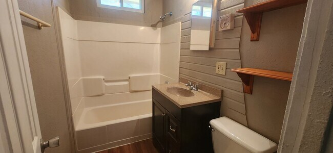 Foto del edificio - Spacious 2 bedroom and 1 Bath home in Sout...