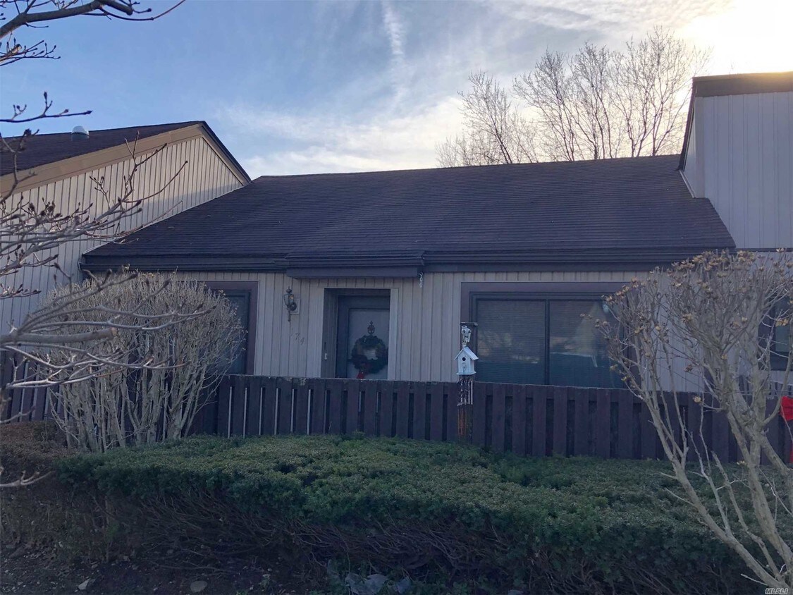 Primary Photo - 174 Strathmore Gate Dr