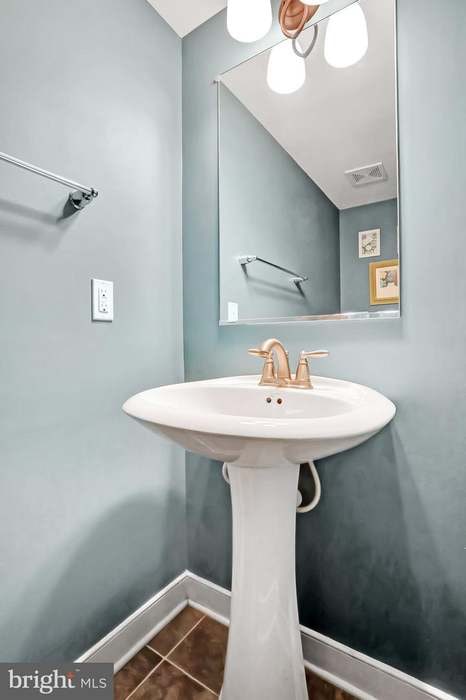 Building Photo - 515 Waterdale Dr