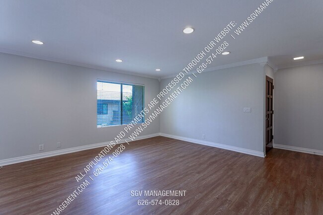 Foto del edificio - Condo with Pool, Washer & Dryer, Hardwood ...